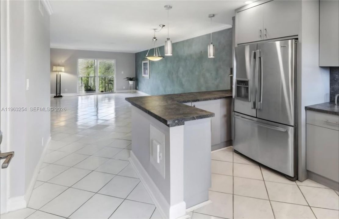 Recently Rented: $2,250 (2 beds, 2 baths, 975 Square Feet)