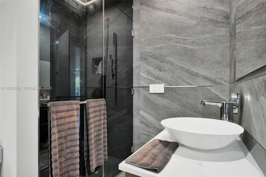 En Venta: $3,000,000 (7 camas, 6 baños, 4979 Pies cuadrados)