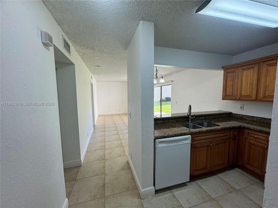 В аренду: $1,875 (2 спален, 2 ванн, 904 Квадратных фут)