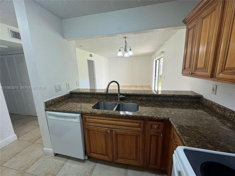 В аренду: $1,875 (2 спален, 2 ванн, 904 Квадратных фут)