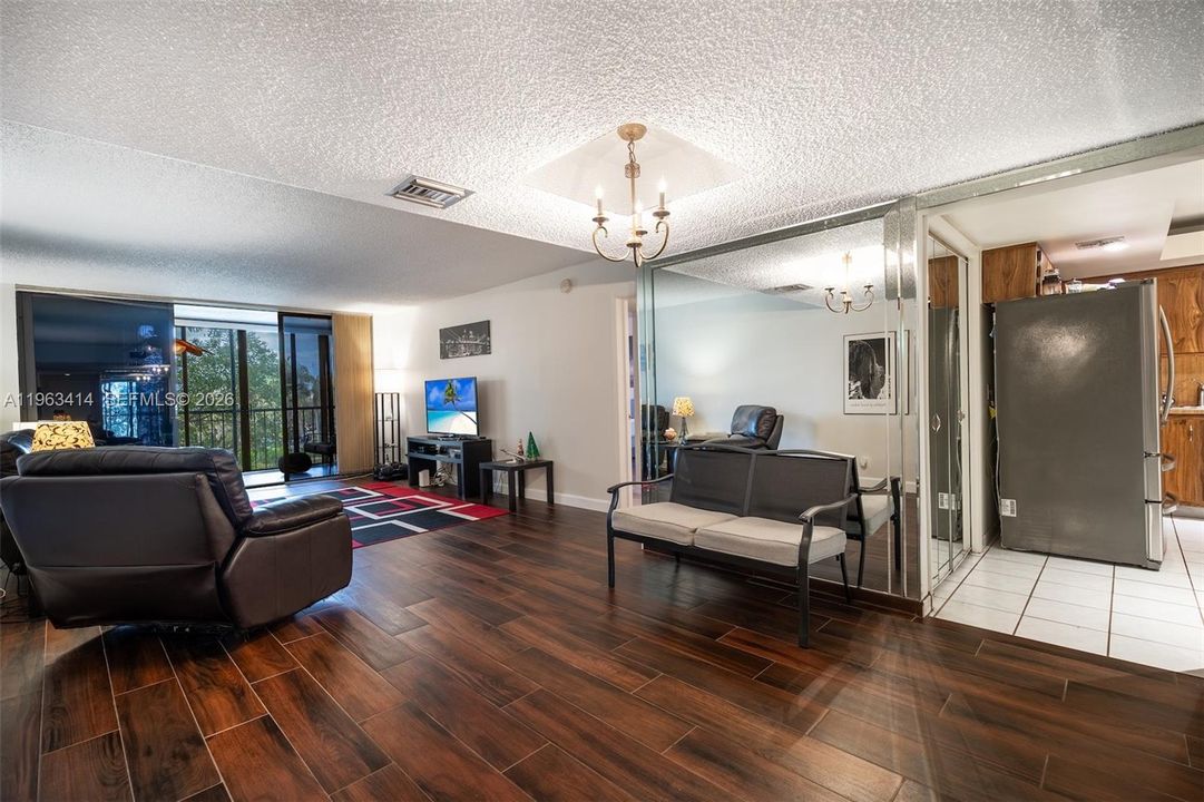 En Venta: $295,000 (2 camas, 2 baños, 1235 Pies cuadrados)