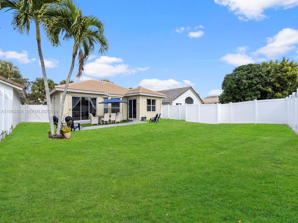 Недавно продано: $555,000 (3 спален, 2 ванн, 1812 Квадратных фут)