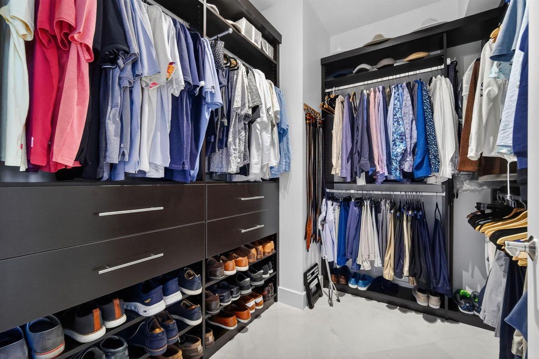 2 walk-in closets in primary suite