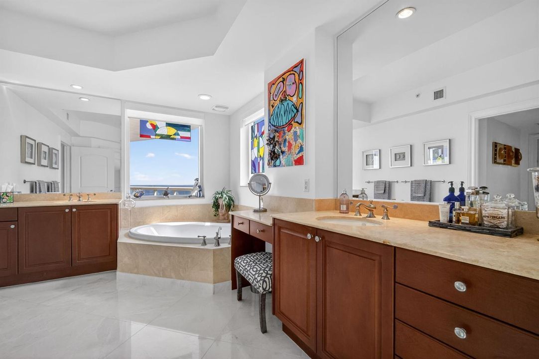 Primary suite bath