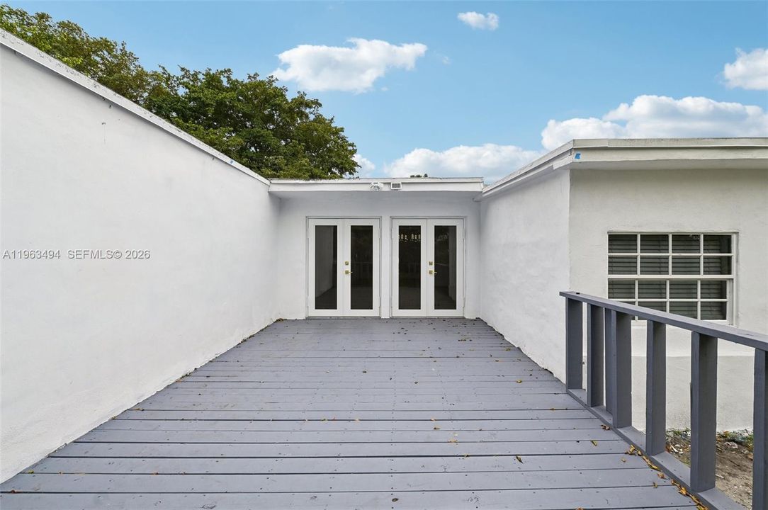 En Venta: $850,000 (3 camas, 2 baños, 2216 Pies cuadrados)