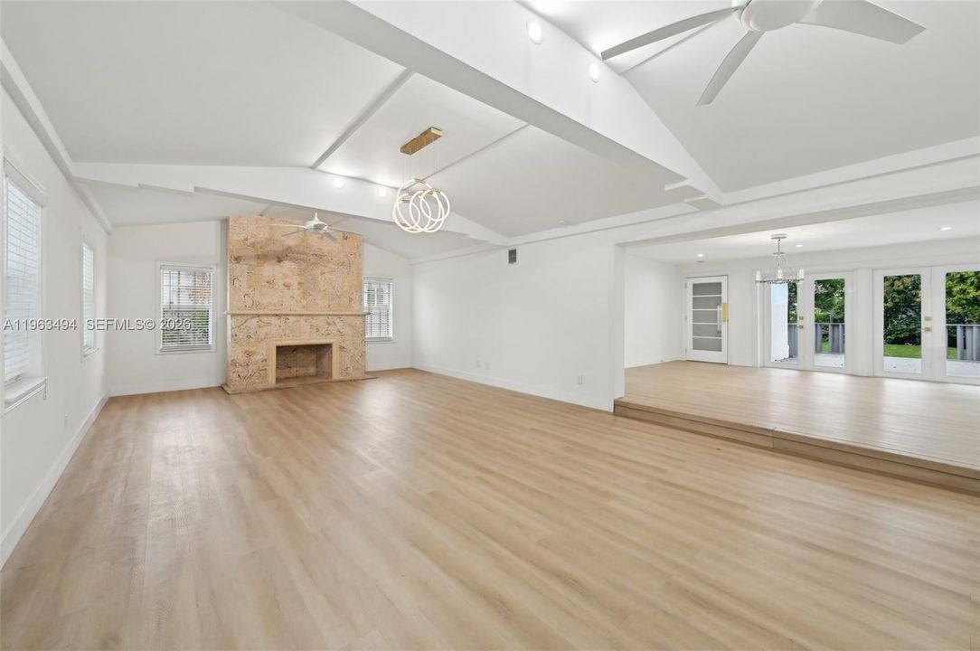 En Venta: $850,000 (3 camas, 2 baños, 2216 Pies cuadrados)