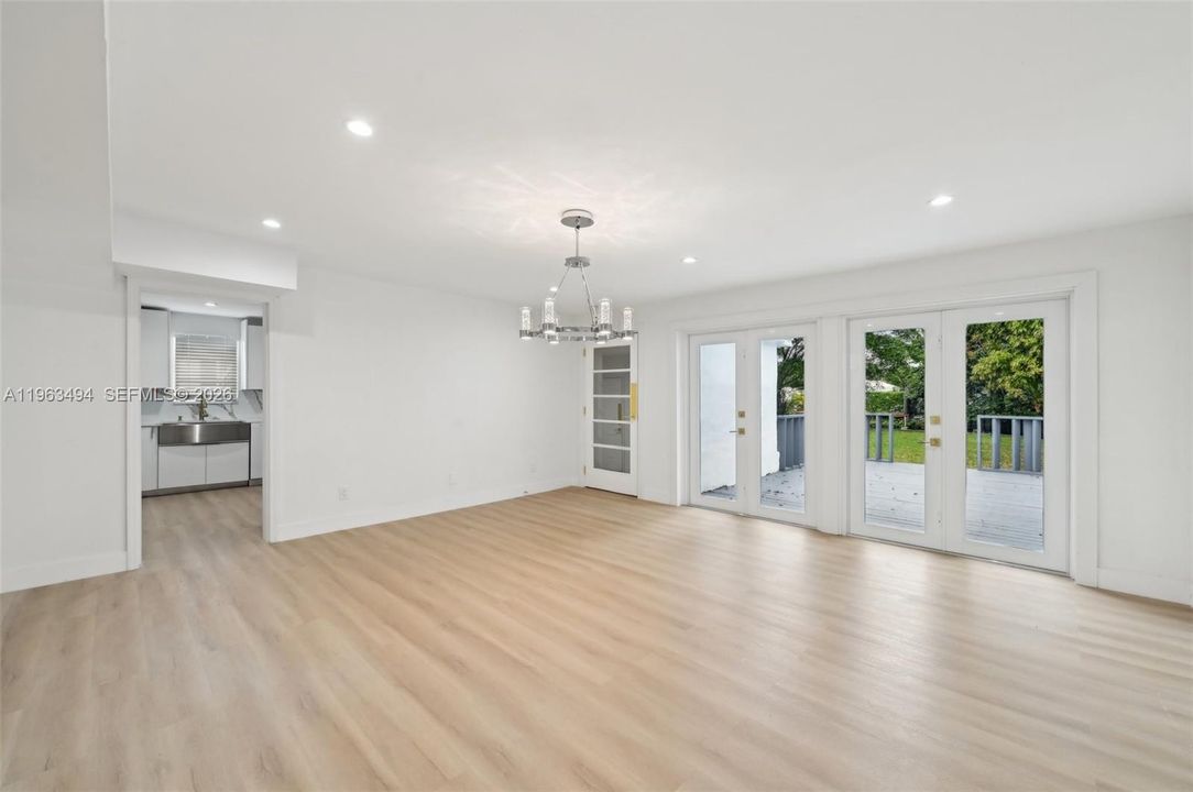 En Venta: $850,000 (3 camas, 2 baños, 2216 Pies cuadrados)