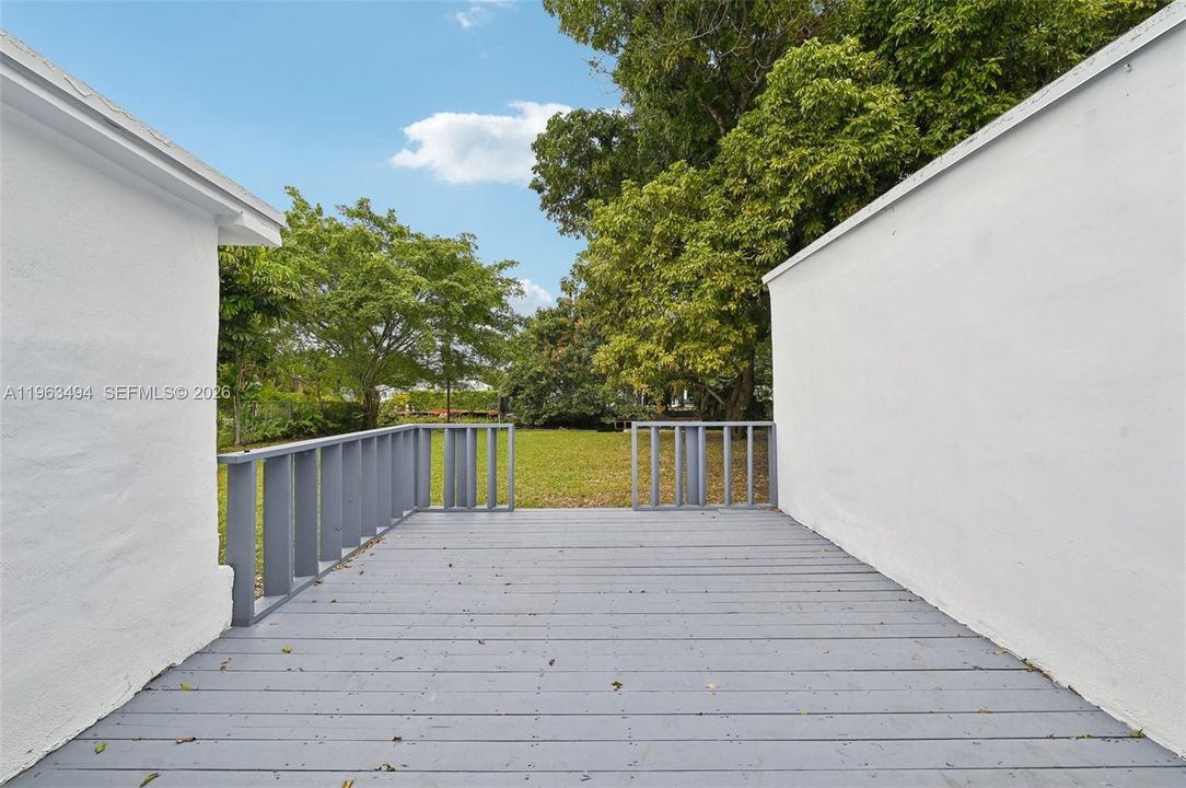 En Venta: $850,000 (3 camas, 2 baños, 2216 Pies cuadrados)