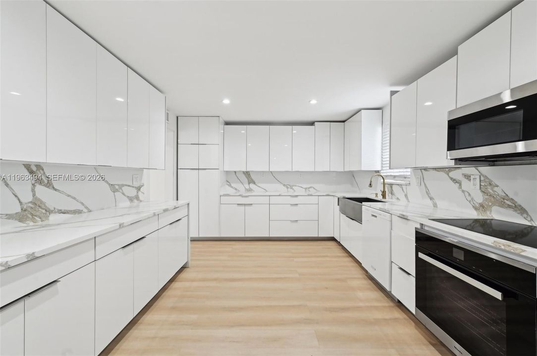 En Venta: $850,000 (3 camas, 2 baños, 2216 Pies cuadrados)