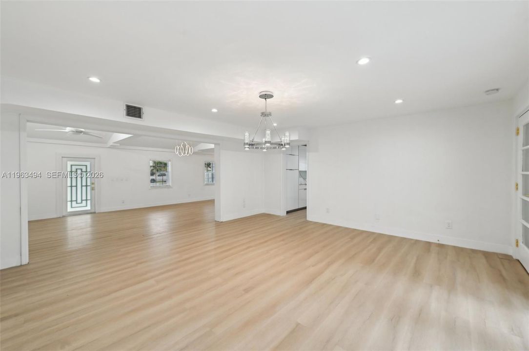 En Venta: $850,000 (3 camas, 2 baños, 2216 Pies cuadrados)