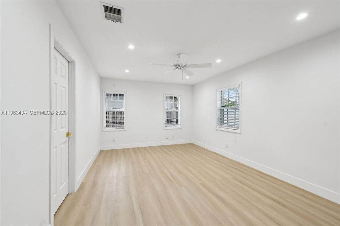 En Venta: $850,000 (3 camas, 2 baños, 2216 Pies cuadrados)