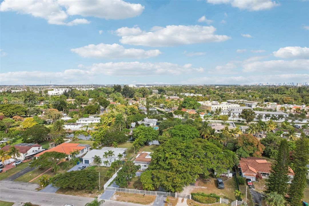 En Venta: $850,000 (3 camas, 2 baños, 2216 Pies cuadrados)