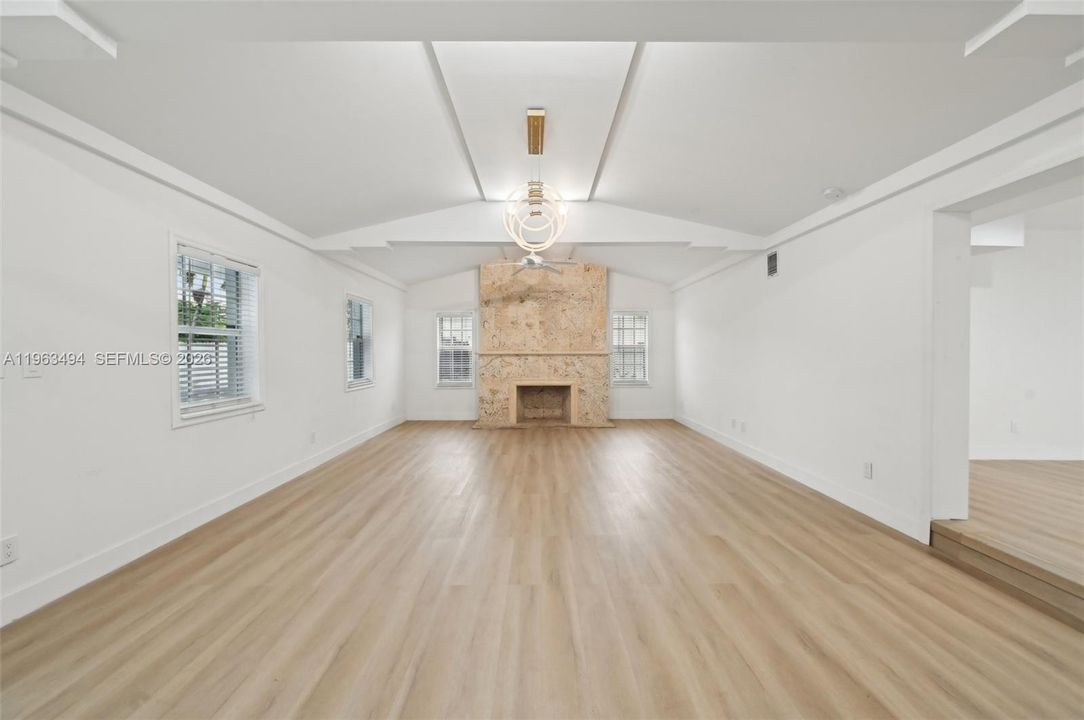 En Venta: $850,000 (3 camas, 2 baños, 2216 Pies cuadrados)