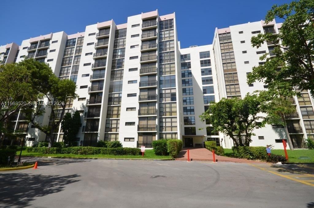 For Sale: $269,500 (1 beds, 1 baths, 767 Square Feet)