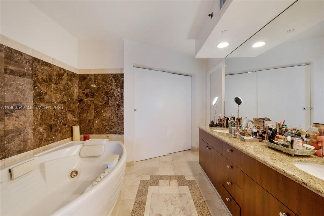 For Sale: $1,660,000 (2 beds, 2 baths, 1756 Square Feet)