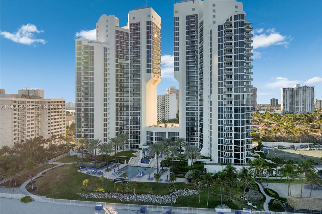 For Sale: $1,660,000 (2 beds, 2 baths, 1756 Square Feet)