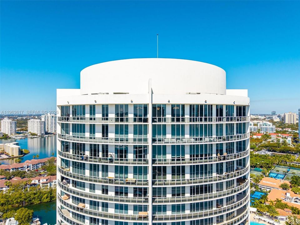 Под контрактом: $5,695,000 (4 спален, 4 ванн, 4955 Квадратных фут)