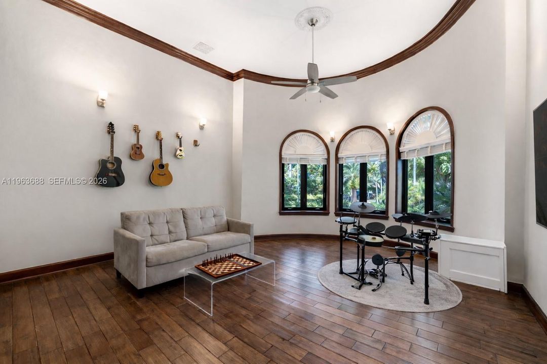 Activo con contrato: $8,999,999 (4 camas, 3 baños, 2914 Pies cuadrados)