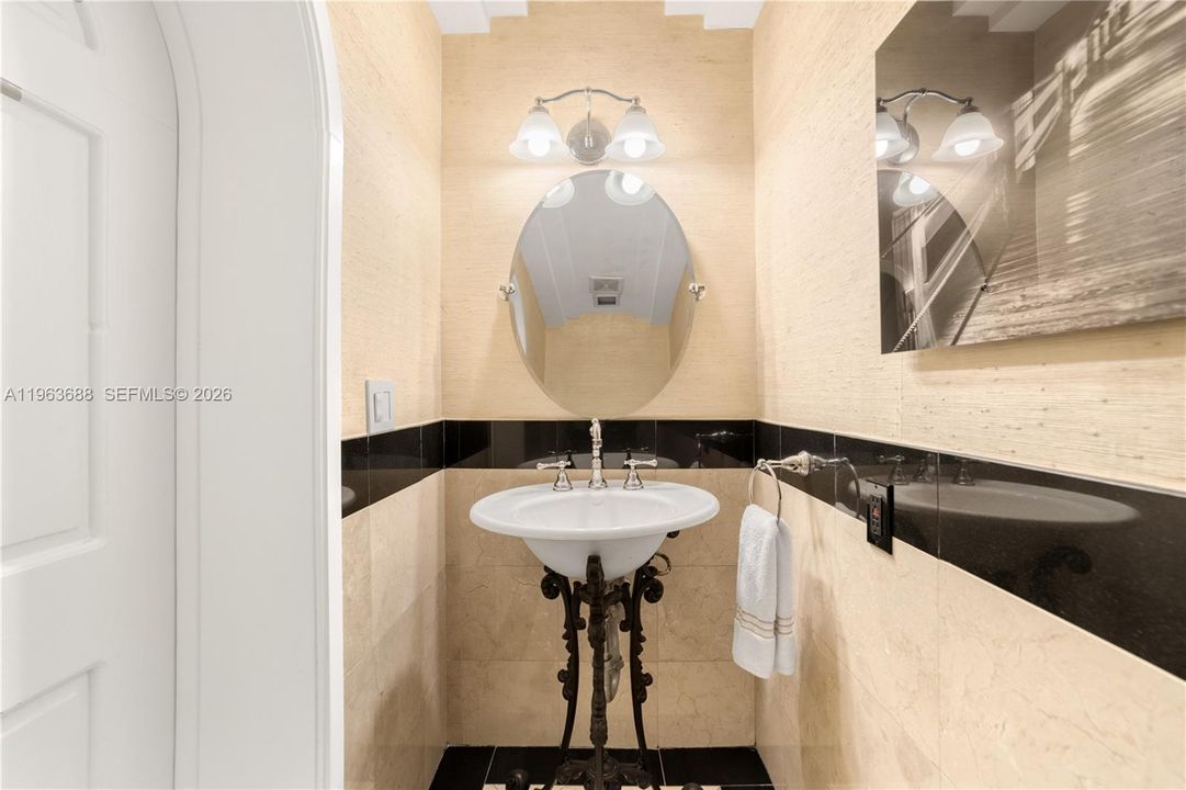 Activo con contrato: $8,999,999 (4 camas, 3 baños, 2914 Pies cuadrados)