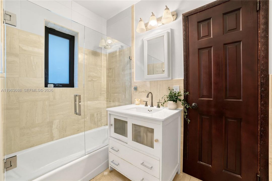 Activo con contrato: $8,999,999 (4 camas, 3 baños, 2914 Pies cuadrados)