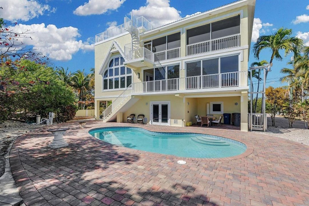 5-REAR VIEW POOL BRICK PAVERS SURROUND
