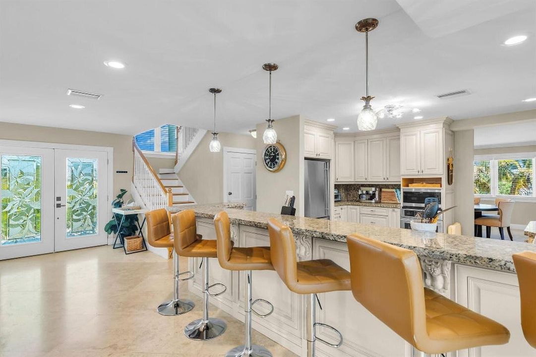 24-KITCHEN FEATURES PENDANT LIGHTS