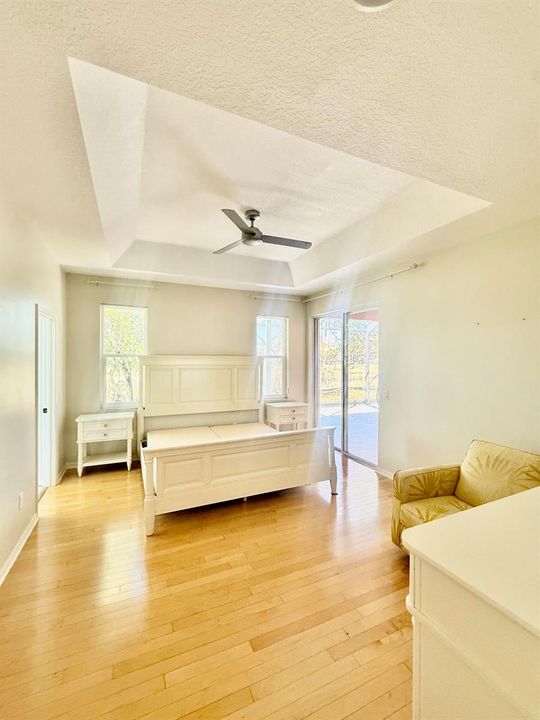 ELEGANT HIGH TRAY CEILINGS