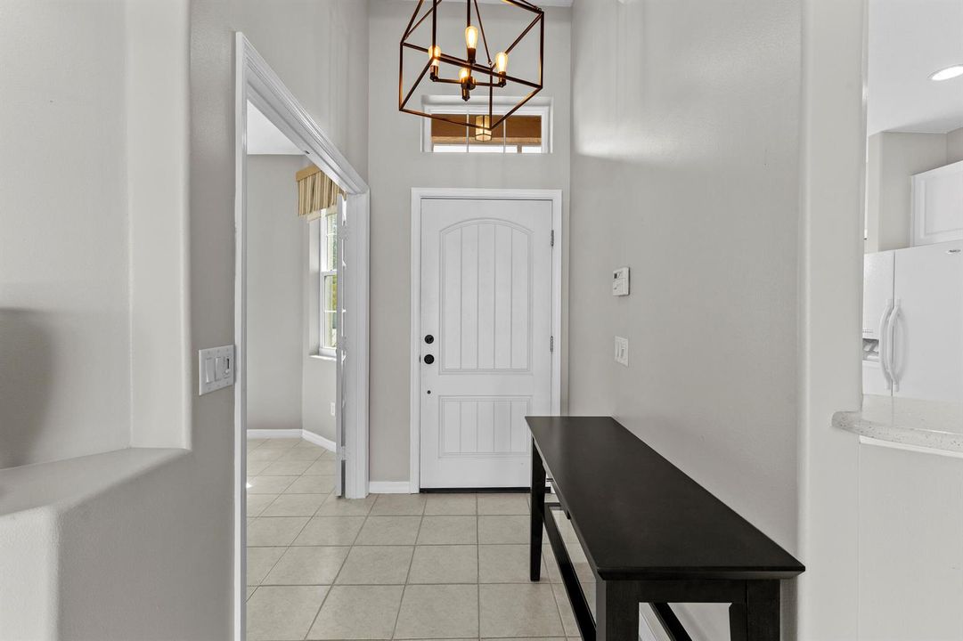 High ceiling -Hallway entrance