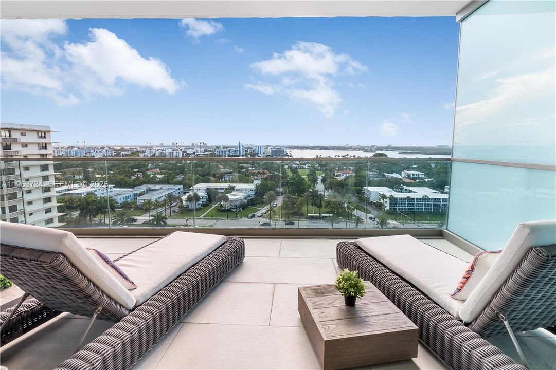 For Sale: $3,825,000 (2 beds, 2 baths, 1704 Square Feet)
