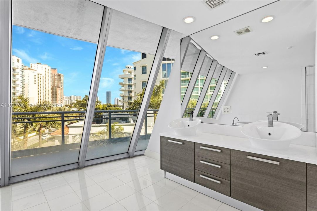 For Sale: $2,000,000 (4 beds, 5 baths, 3381 Square Feet)