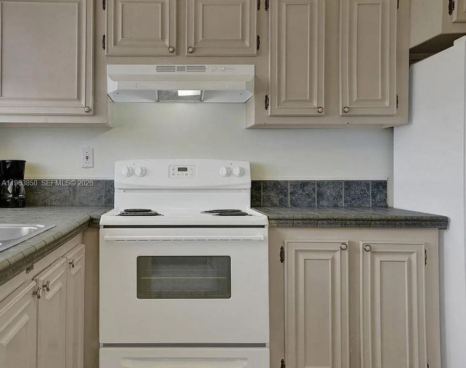 For Sale: $100,000 (1 beds, 1 baths, 760 Square Feet)