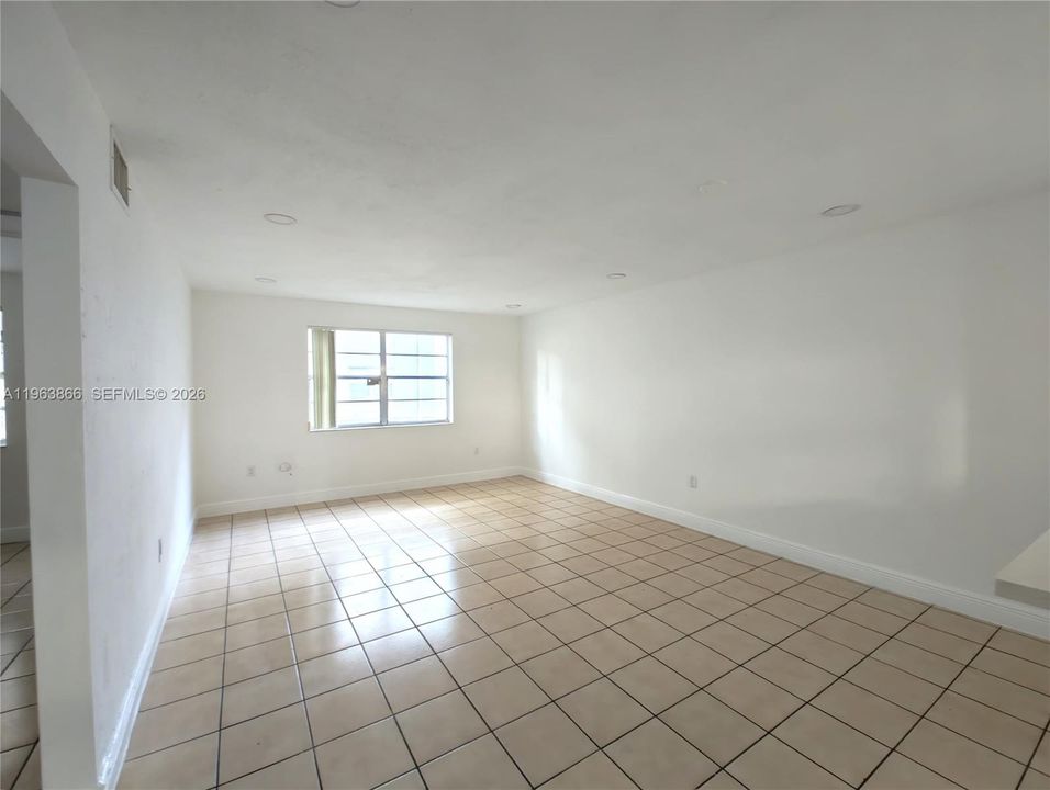 Activo con contrato: $1,800 (2 camas, 1 baños, 801 Pies cuadrados)