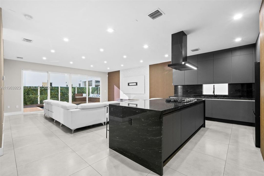 Recientemente alquilado: $10,500 (5 camas, 5 baños, 3113 Pies cuadrados)