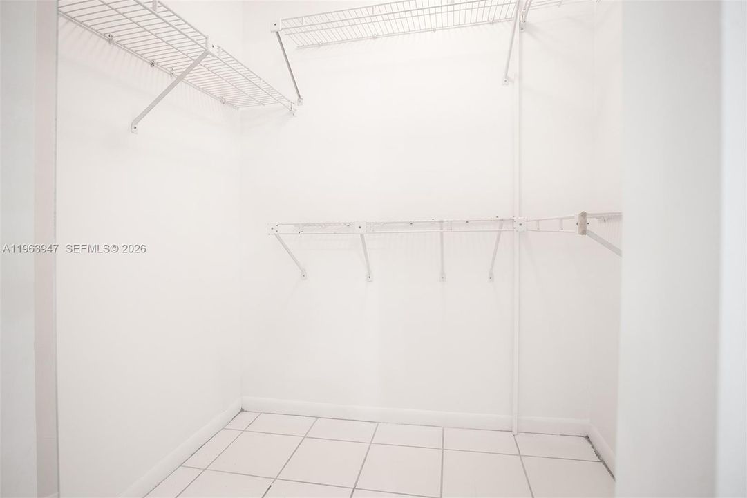 LARGE PRIMARY BDRM WALK-IN CLOSET