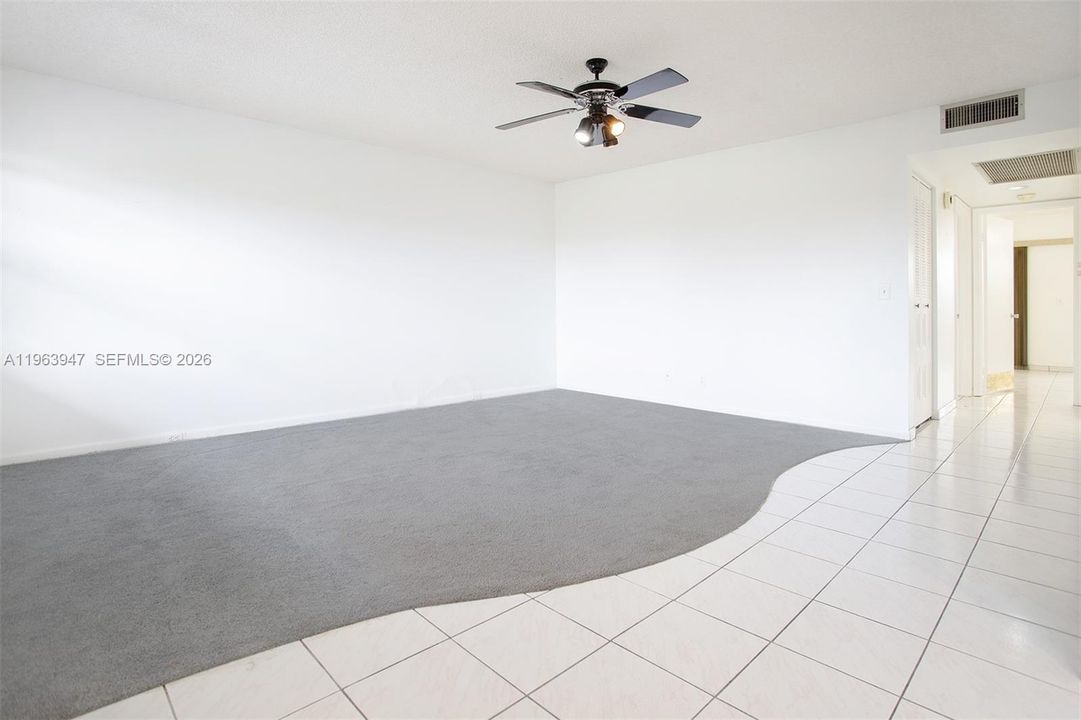 SPACIOUS LIVING ROOM