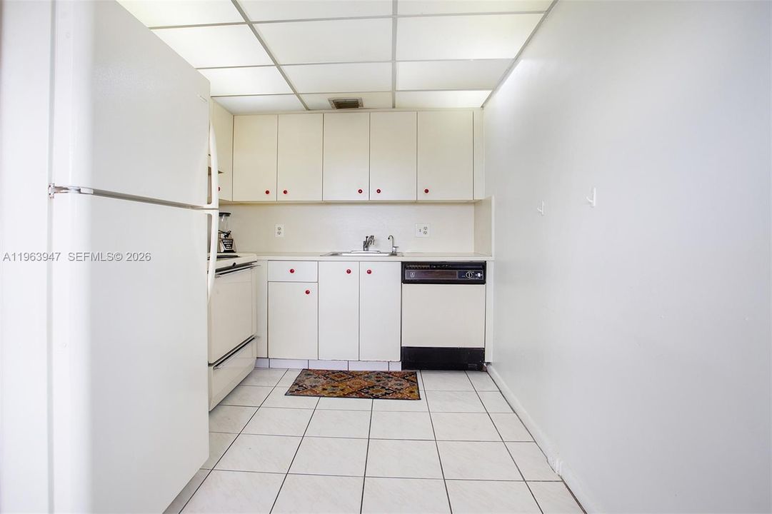 SPACIOUS KITCHEN AREA