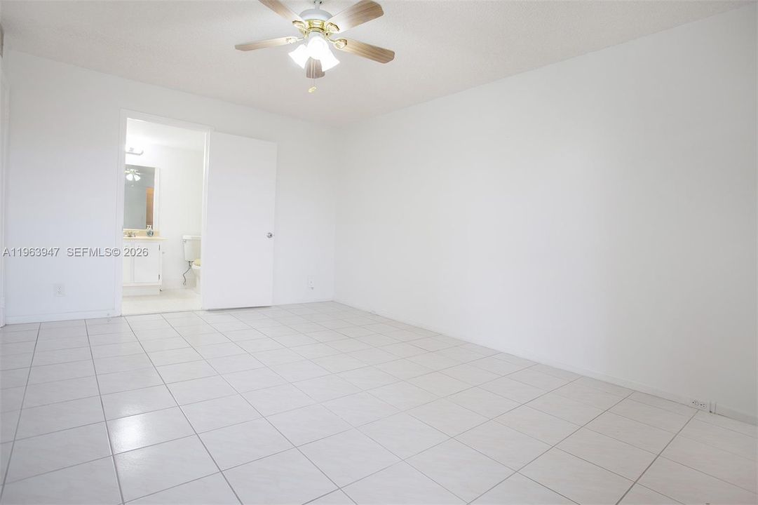 SPACIOUS PRIMARY BEDROOM WITH CEILING LIGHT/FAN