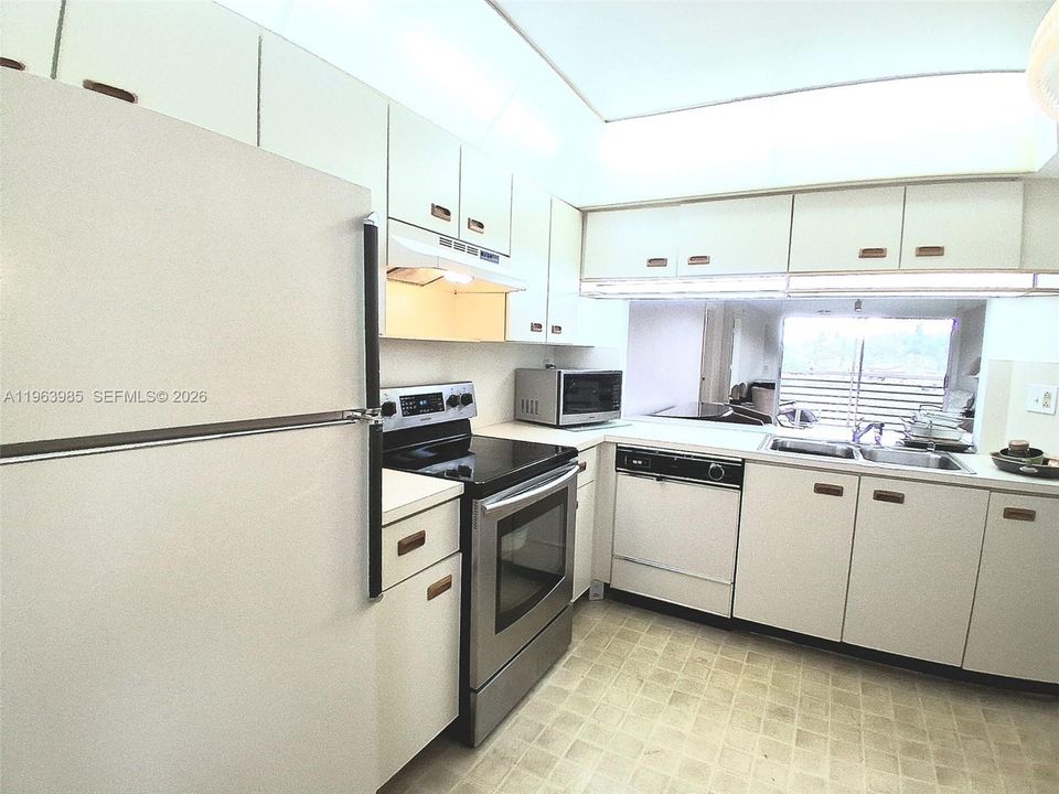 Activo con contrato: $99,500 (2 camas, 2 baños, 950 Pies cuadrados)