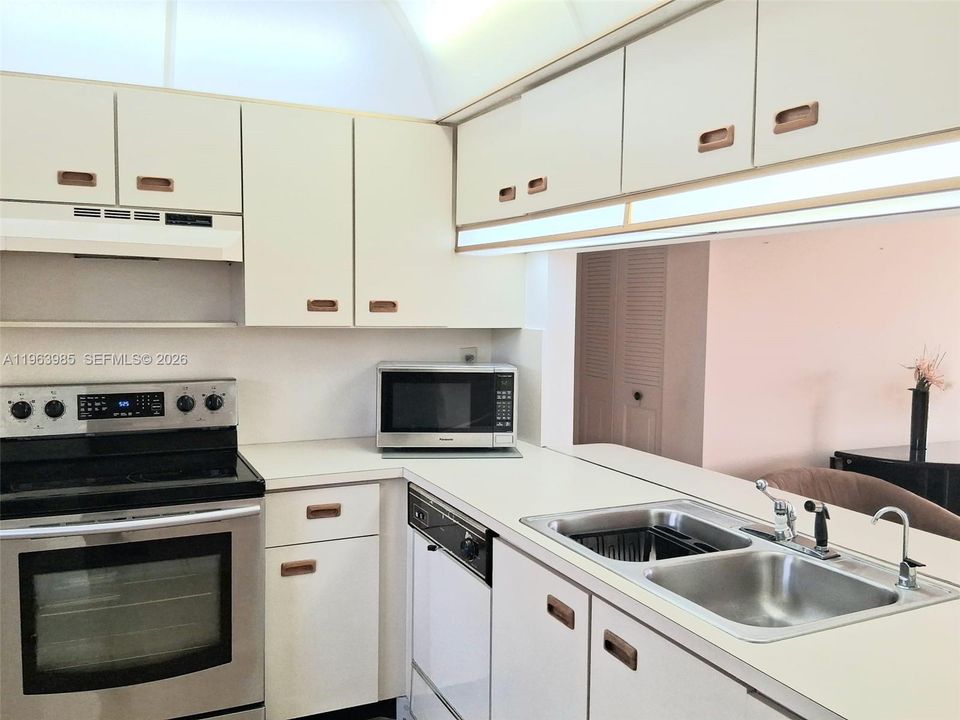 Activo con contrato: $99,500 (2 camas, 2 baños, 950 Pies cuadrados)