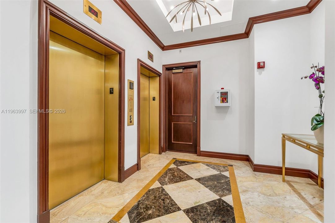 Под контрактом: $1,125,000 (3 спален, 2 ванн, 1836 Квадратных фут)