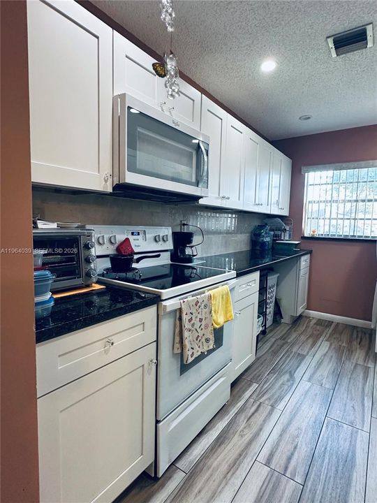 For Sale: $125,000 (1 beds, 2 baths, 1092 Square Feet)