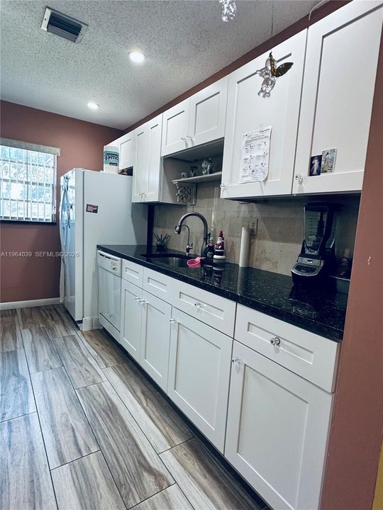 For Sale: $125,000 (1 beds, 2 baths, 1092 Square Feet)