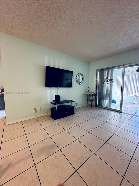 For Sale: $125,000 (1 beds, 2 baths, 1092 Square Feet)