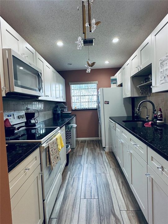 For Sale: $125,000 (1 beds, 2 baths, 1092 Square Feet)