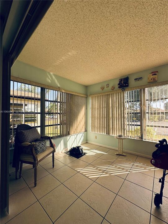 For Sale: $125,000 (1 beds, 2 baths, 1092 Square Feet)