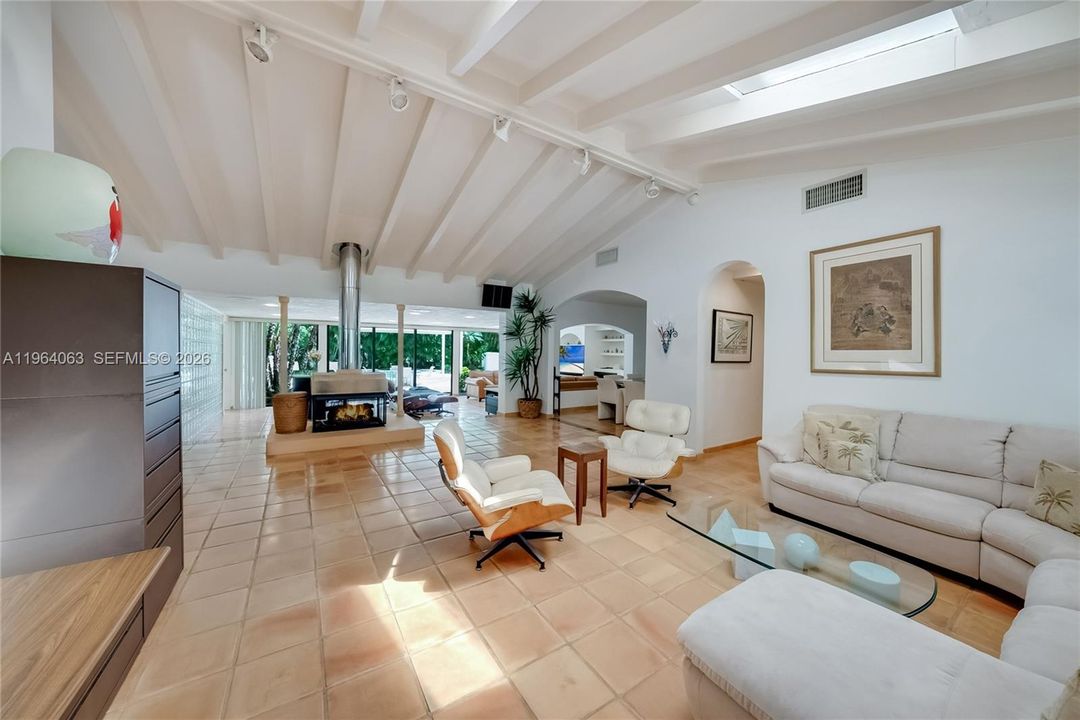 Activo con contrato: $15,000 (4 camas, 4 baños, 3091 Pies cuadrados)