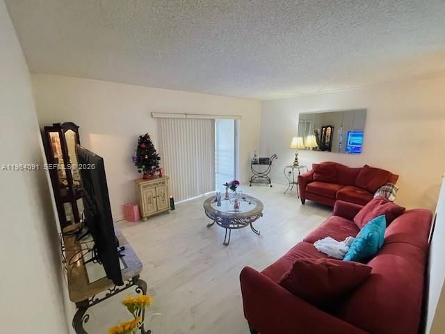 For Sale: $94,000 (1 beds, 1 baths, 680 Square Feet)
