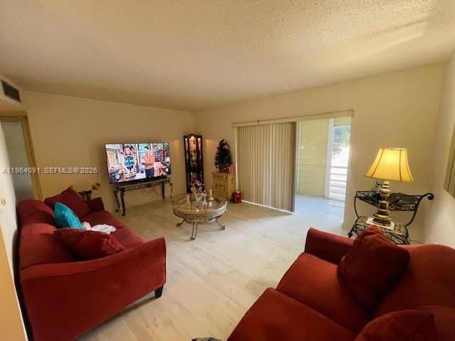 For Sale: $94,000 (1 beds, 1 baths, 680 Square Feet)