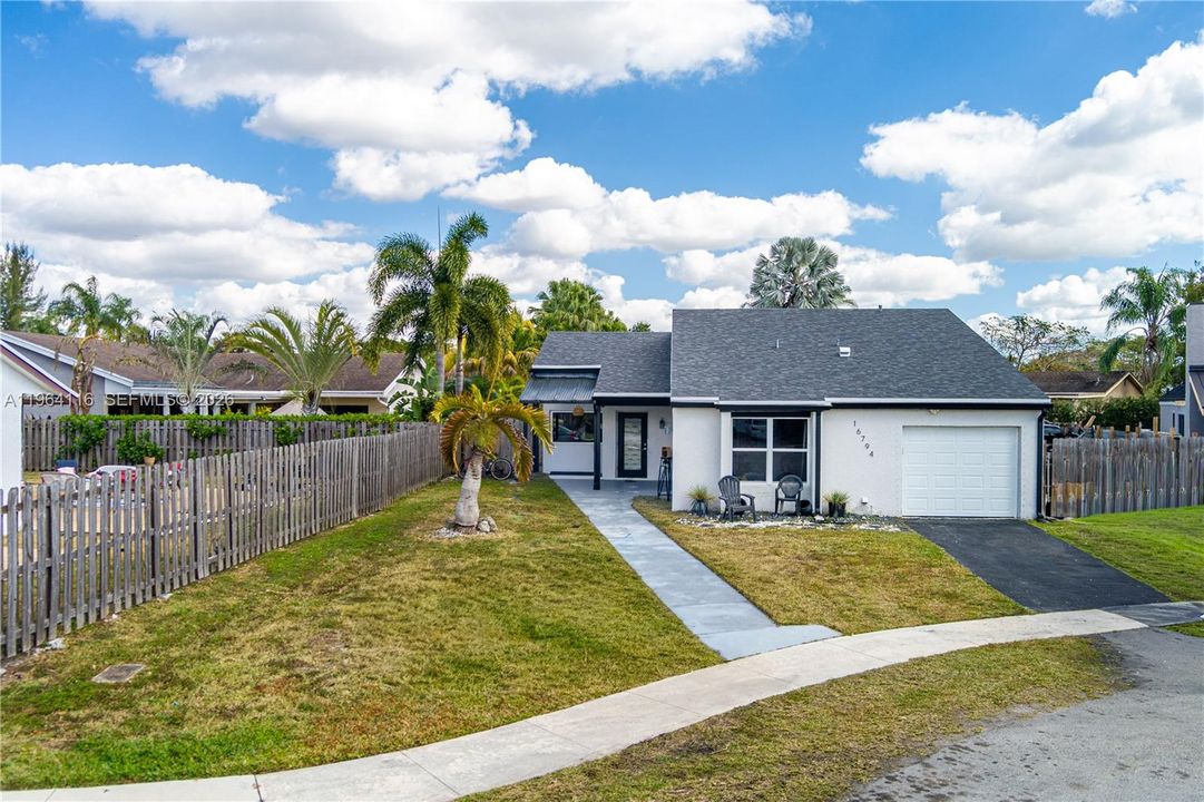 Activo con contrato: $629,900 (3 camas, 2 baños, 1502 Pies cuadrados)