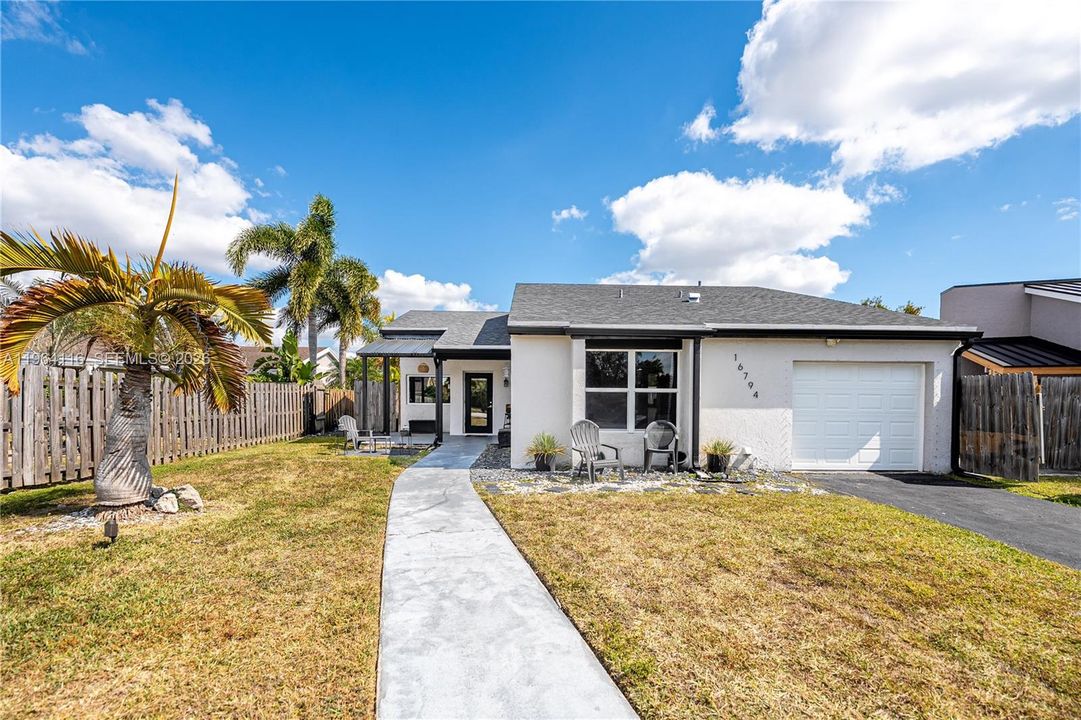 Activo con contrato: $629,900 (3 camas, 2 baños, 1502 Pies cuadrados)